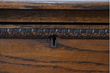 イギリスアンティーク　オーク材　存在感のあるツイストレッグが魅力の小振りなチェスト　(R-087799)