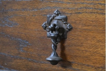 イギリスアンティーク　オーク材　存在感のあるツイストレッグが魅力の小振りなチェスト　(R-087799)