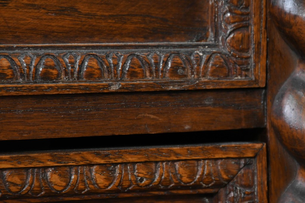 イギリスアンティーク　オーク材　存在感のあるツイストレッグが魅力の小振りなチェスト　(R-087799)