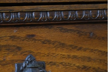 イギリスアンティーク　オーク材　存在感のあるツイストレッグが魅力の小振りなチェスト　(R-087799)