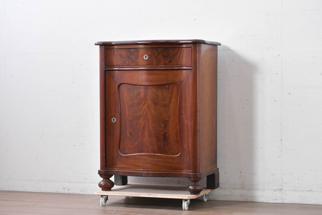 イギリスアンティーク　マホガニー材　曲線フォルムが美しい上品なサイドキャビネット　(R-087800)