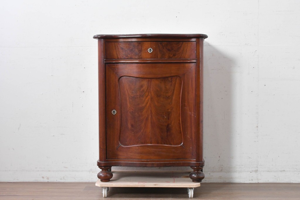 イギリスアンティーク　マホガニー材　曲線フォルムが美しい上品なサイドキャビネット　(R-087800)