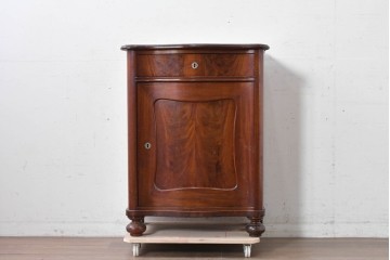 イギリスアンティーク　マホガニー材　曲線フォルムが美しい上品なサイドキャビネット　(R-087800)