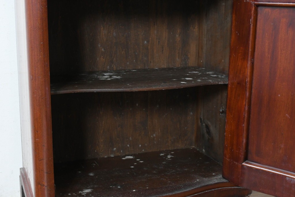 イギリスアンティーク　マホガニー材　曲線フォルムが美しい上品なサイドキャビネット　(R-087800)