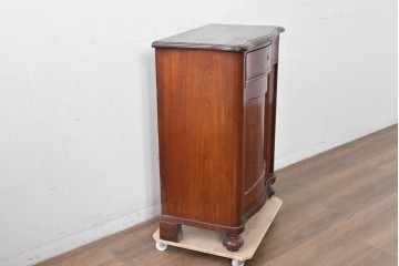 イギリスアンティーク　マホガニー材　曲線フォルムが美しい上品なサイドキャビネット　(R-087800)