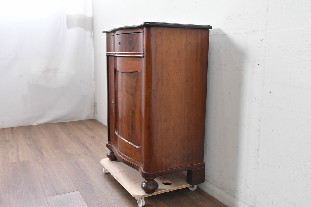 イギリスアンティーク　マホガニー材　曲線フォルムが美しい上品なサイドキャビネット　(R-087800)