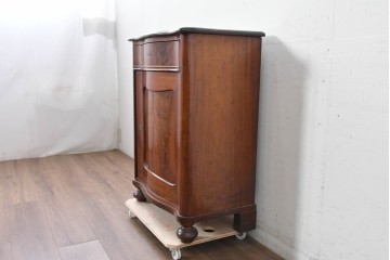 イギリスアンティーク　マホガニー材　曲線フォルムが美しい上品なサイドキャビネット　(R-087800)