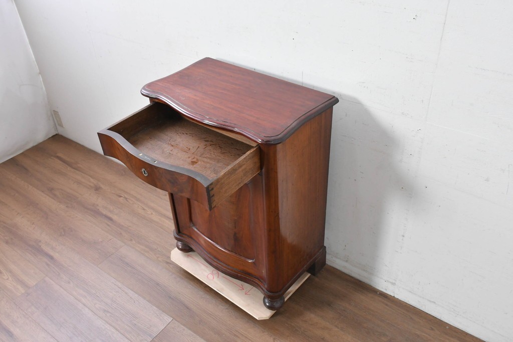 イギリスアンティーク　マホガニー材　曲線フォルムが美しい上品なサイドキャビネット　(R-087800)