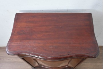 イギリスアンティーク　マホガニー材　曲線フォルムが美しい上品なサイドキャビネット　(R-087800)