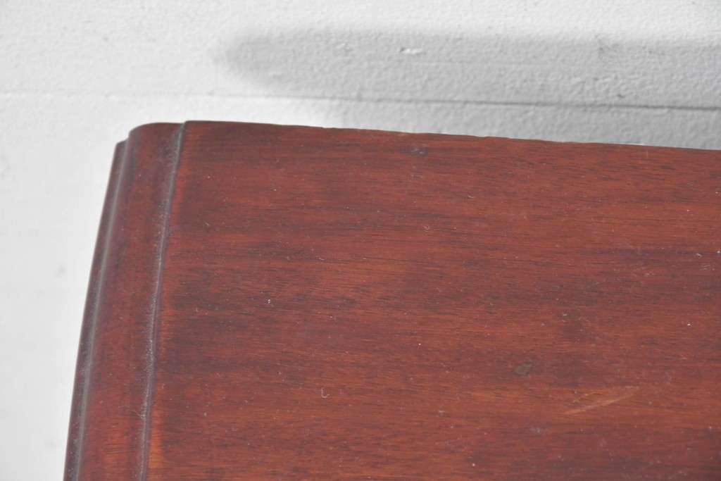 イギリスアンティーク　マホガニー材　曲線フォルムが美しい上品なサイドキャビネット　(R-087800)