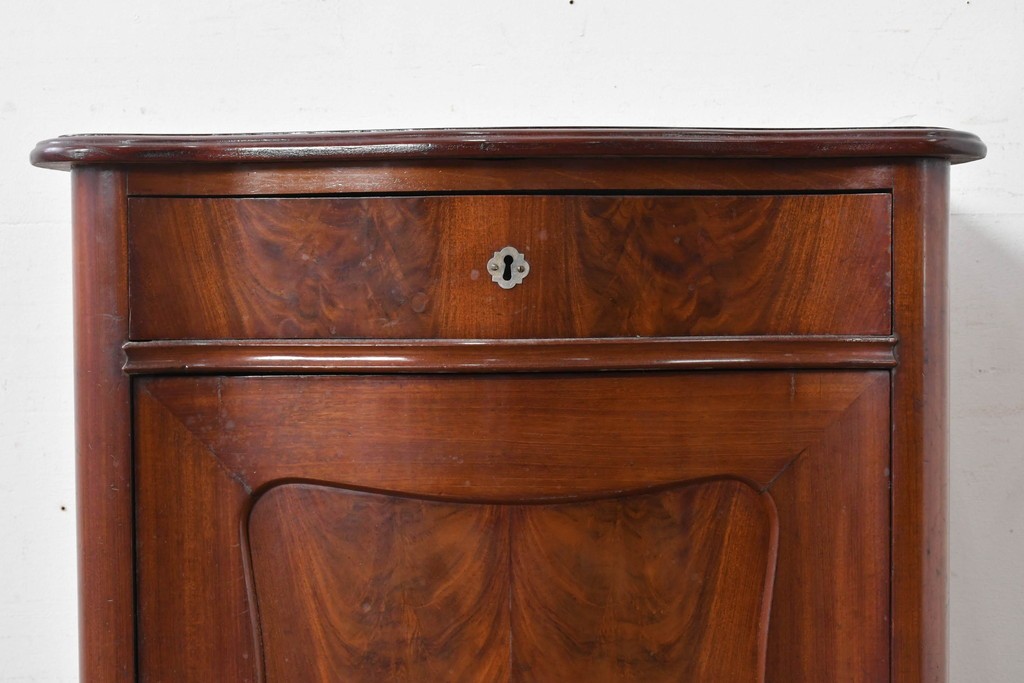 イギリスアンティーク　マホガニー材　曲線フォルムが美しい上品なサイドキャビネット　(R-087800)