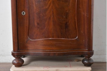 イギリスアンティーク　マホガニー材　曲線フォルムが美しい上品なサイドキャビネット　(R-087800)