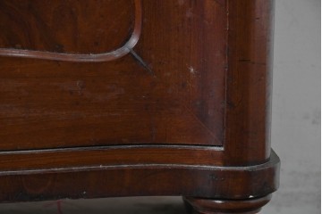 イギリスアンティーク　マホガニー材　曲線フォルムが美しい上品なサイドキャビネット　(R-087800)