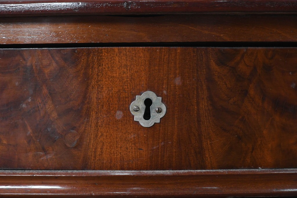 イギリスアンティーク　マホガニー材　曲線フォルムが美しい上品なサイドキャビネット　(R-087800)