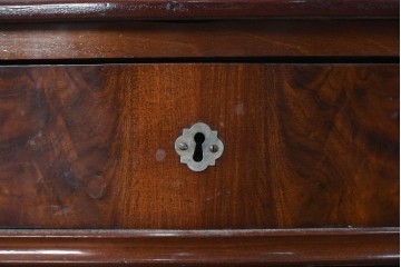 イギリスアンティーク　マホガニー材　曲線フォルムが美しい上品なサイドキャビネット　(R-087800)