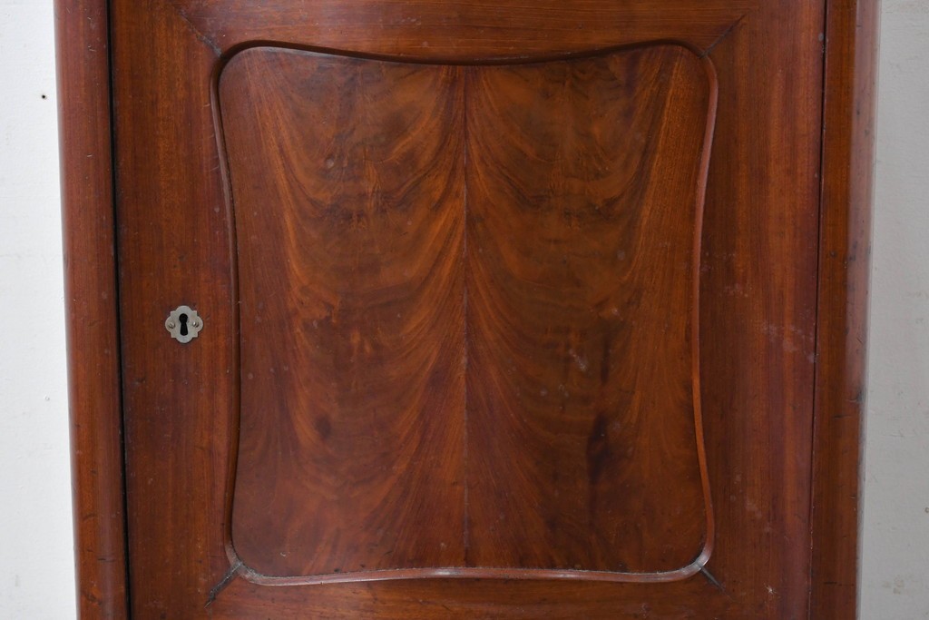 イギリスアンティーク　マホガニー材　曲線フォルムが美しい上品なサイドキャビネット　(R-087800)