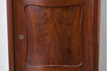 イギリスアンティーク　マホガニー材　曲線フォルムが美しい上品なサイドキャビネット　(R-087800)