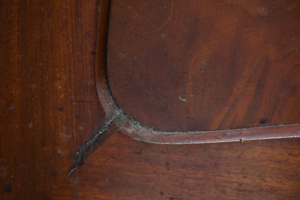 イギリスアンティーク　マホガニー材　曲線フォルムが美しい上品なサイドキャビネット　(R-087800)