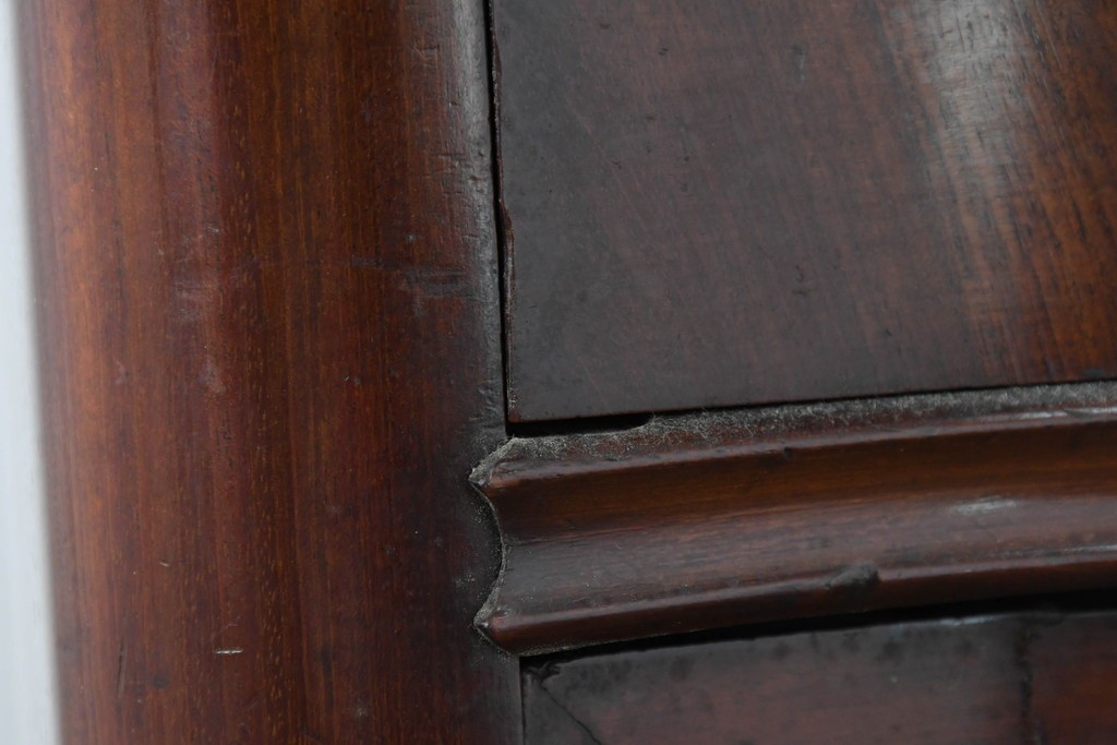 イギリスアンティーク　マホガニー材　曲線フォルムが美しい上品なサイドキャビネット　(R-087800)