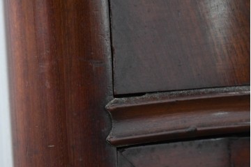 イギリスアンティーク　マホガニー材　曲線フォルムが美しい上品なサイドキャビネット　(R-087800)