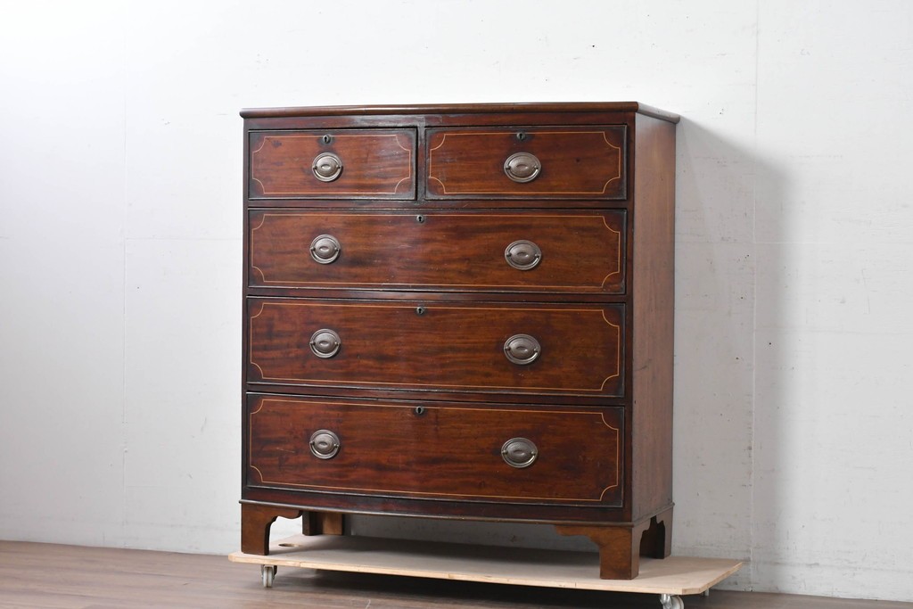 イギリスアンティーク　マホガニー材　象嵌(インレイ)細工と曲線美が魅力のチェスト　(R-087801)