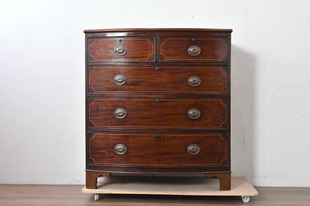 イギリスアンティーク　マホガニー材　象嵌(インレイ)細工と曲線美が魅力のチェスト　(R-087801)