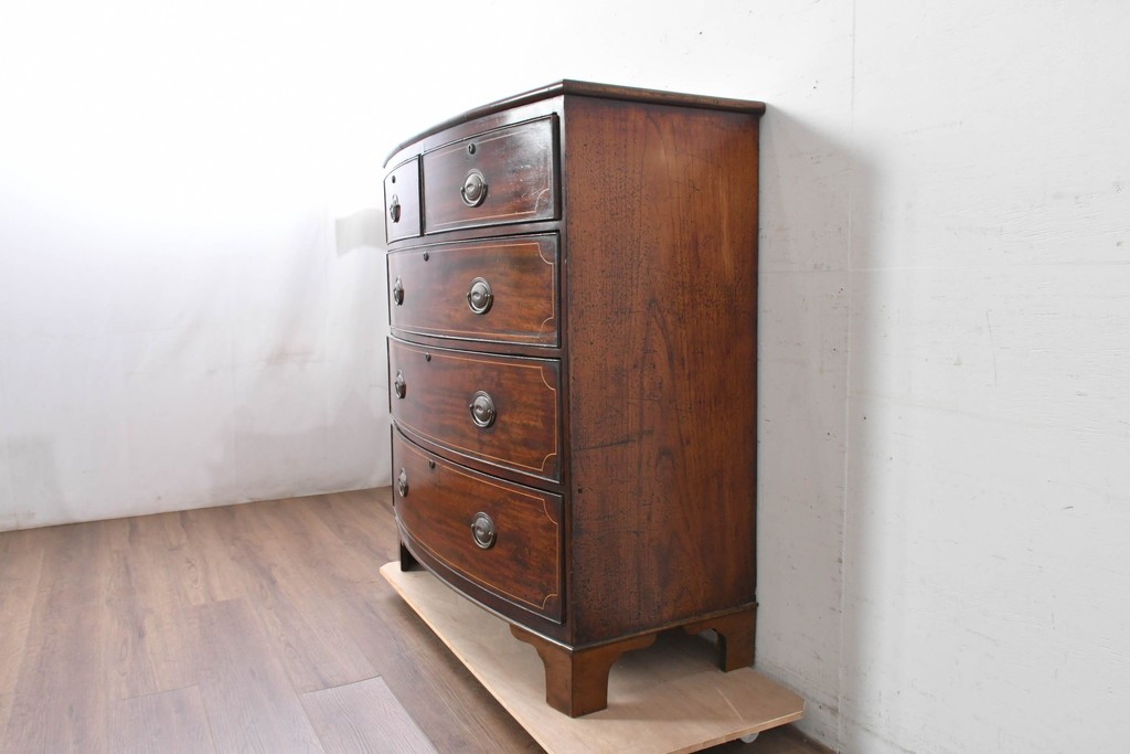 イギリスアンティーク　マホガニー材　象嵌(インレイ)細工と曲線美が魅力のチェスト　(R-087801)