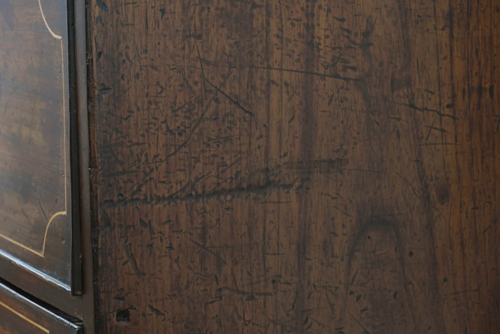 イギリスアンティーク　マホガニー材　象嵌(インレイ)細工と曲線美が魅力のチェスト　(R-087801)