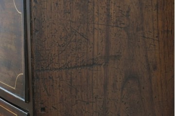 イギリスアンティーク　マホガニー材　象嵌(インレイ)細工と曲線美が魅力のチェスト　(R-087801)