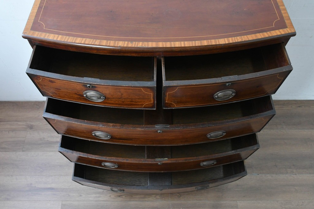 イギリスアンティーク　マホガニー材　象嵌(インレイ)細工と曲線美が魅力のチェスト　(R-087801)