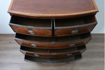 イギリスアンティーク　マホガニー材　象嵌(インレイ)細工と曲線美が魅力のチェスト　(R-087801)