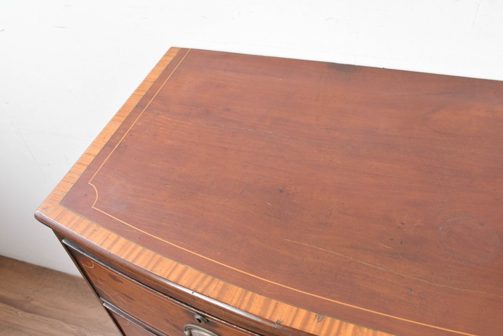 イギリスアンティーク　マホガニー材　象嵌(インレイ)細工と曲線美が魅力のチェスト　(R-087801)