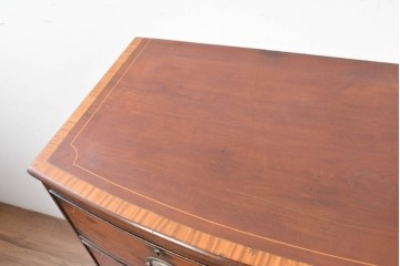 イギリスアンティーク　マホガニー材　象嵌(インレイ)細工と曲線美が魅力のチェスト　(R-087801)