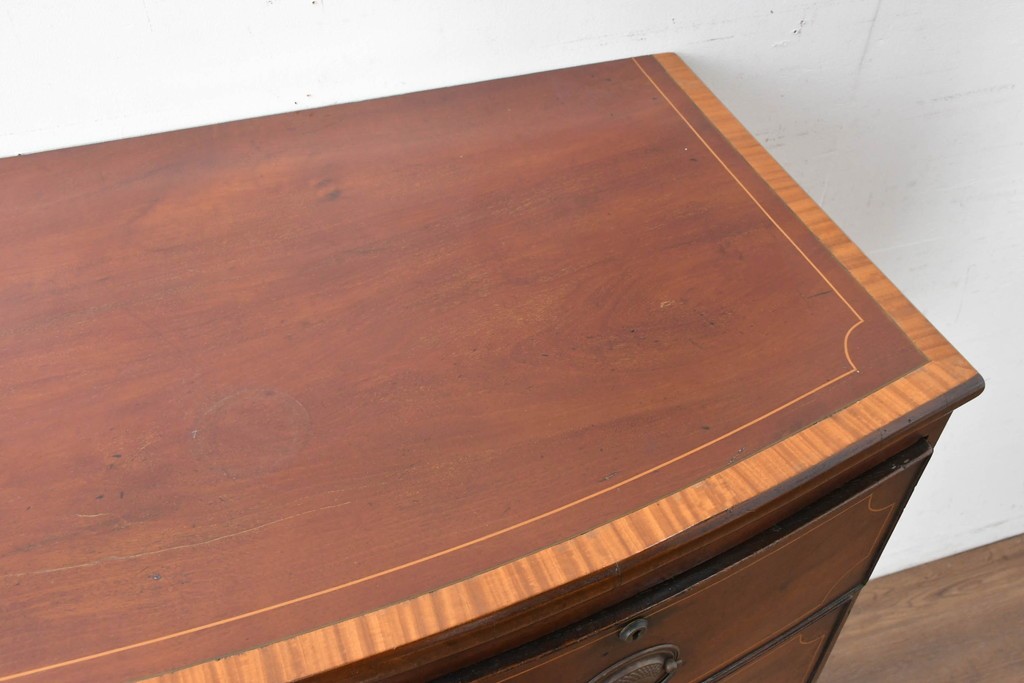 イギリスアンティーク　マホガニー材　象嵌(インレイ)細工と曲線美が魅力のチェスト　(R-087801)