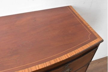 イギリスアンティーク　マホガニー材　象嵌(インレイ)細工と曲線美が魅力のチェスト　(R-087801)