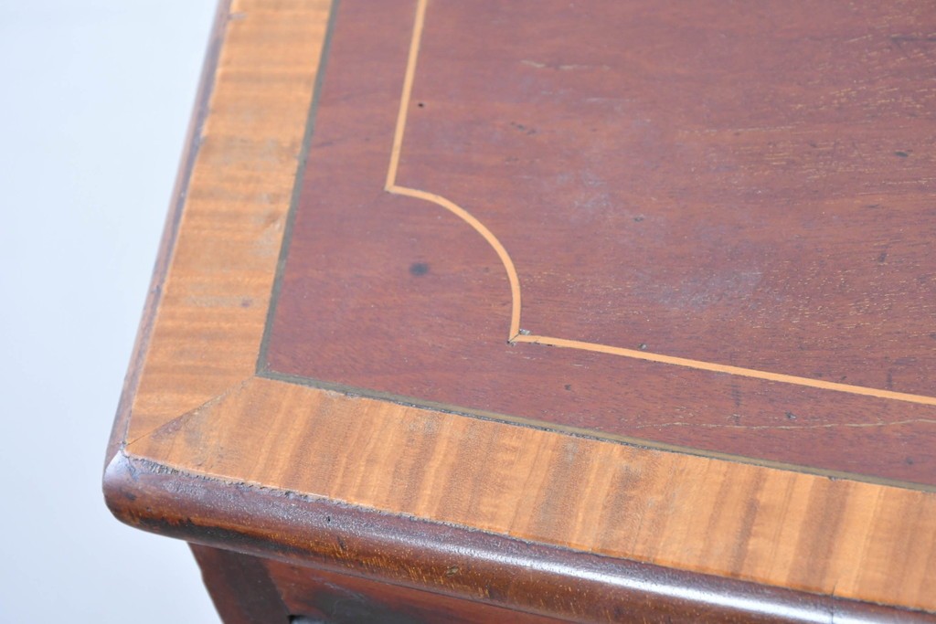 イギリスアンティーク　マホガニー材　象嵌(インレイ)細工と曲線美が魅力のチェスト　(R-087801)