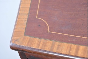 イギリスアンティーク　マホガニー材　象嵌(インレイ)細工と曲線美が魅力のチェスト　(R-087801)