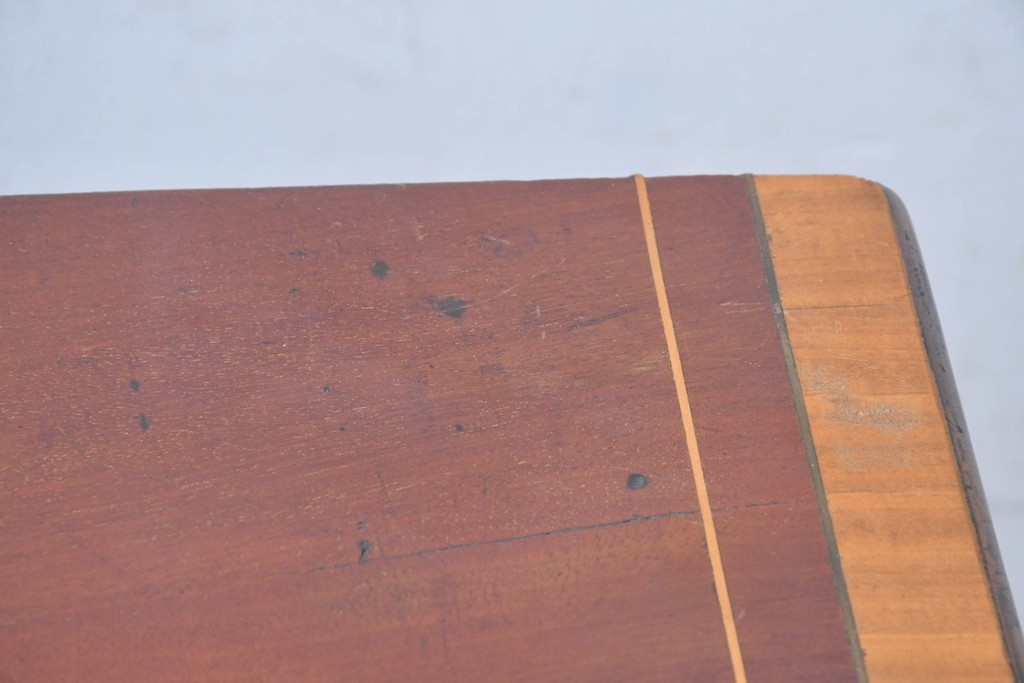 イギリスアンティーク　マホガニー材　象嵌(インレイ)細工と曲線美が魅力のチェスト　(R-087801)