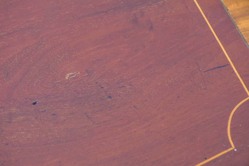 イギリスアンティーク　マホガニー材　象嵌(インレイ)細工と曲線美が魅力のチェスト　(R-087801)