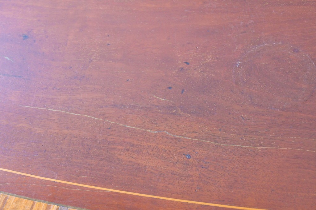 イギリスアンティーク　マホガニー材　象嵌(インレイ)細工と曲線美が魅力のチェスト　(R-087801)