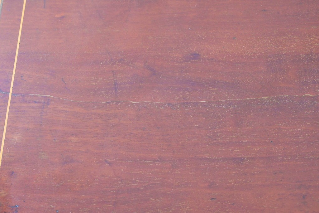 イギリスアンティーク　マホガニー材　象嵌(インレイ)細工と曲線美が魅力のチェスト　(R-087801)