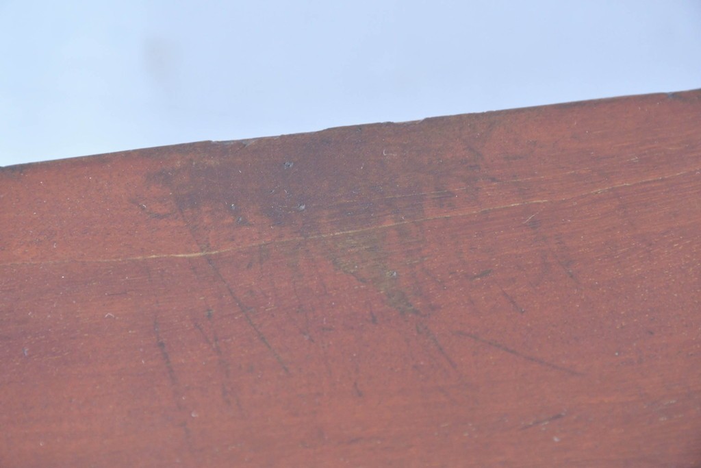 イギリスアンティーク　マホガニー材　象嵌(インレイ)細工と曲線美が魅力のチェスト　(R-087801)