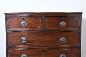イギリスアンティーク　マホガニー材　象嵌(インレイ)細工と曲線美が魅力のチェスト　(R-087801)