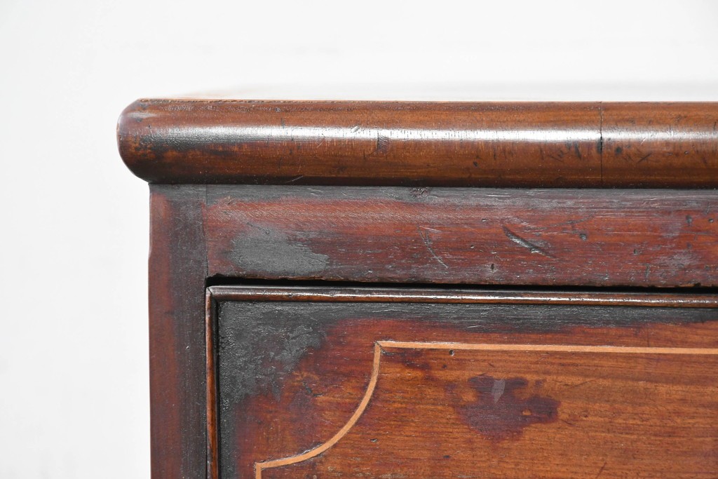 イギリスアンティーク　マホガニー材　象嵌(インレイ)細工と曲線美が魅力のチェスト　(R-087801)