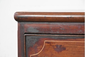 イギリスアンティーク　マホガニー材　象嵌(インレイ)細工と曲線美が魅力のチェスト　(R-087801)