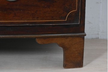 イギリスアンティーク　マホガニー材　象嵌(インレイ)細工と曲線美が魅力のチェスト　(R-087801)