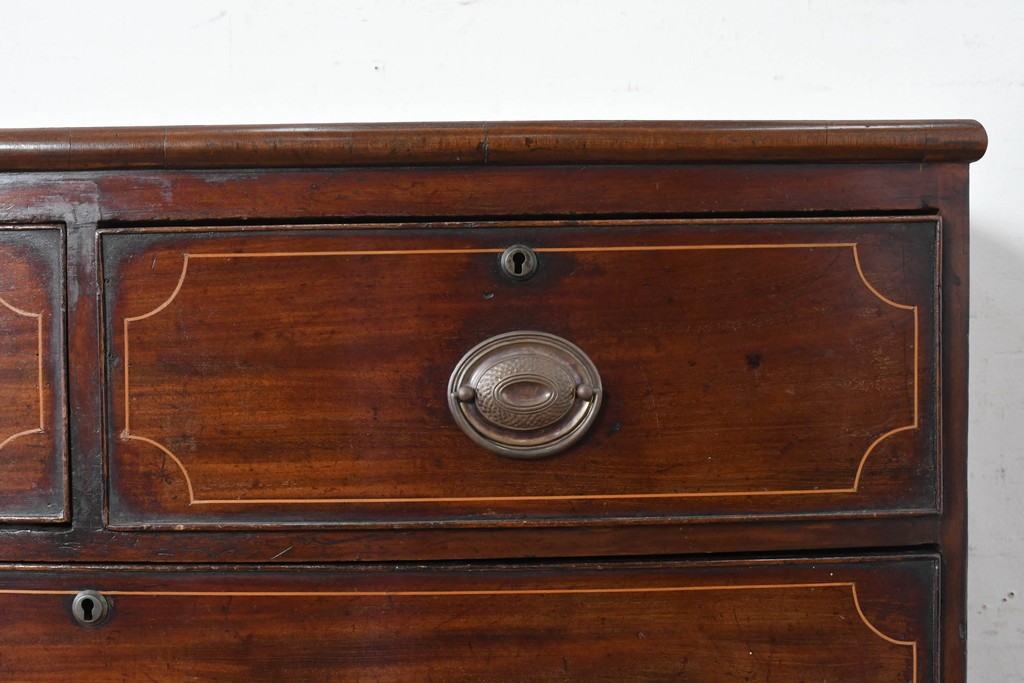 イギリスアンティーク　マホガニー材　象嵌(インレイ)細工と曲線美が魅力のチェスト　(R-087801)