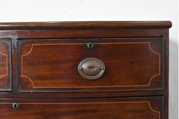 イギリスアンティーク　マホガニー材　象嵌(インレイ)細工と曲線美が魅力のチェスト　(R-087801)