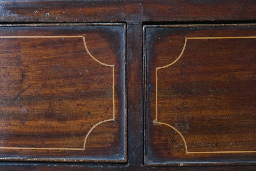 イギリスアンティーク　マホガニー材　象嵌(インレイ)細工と曲線美が魅力のチェスト　(R-087801)