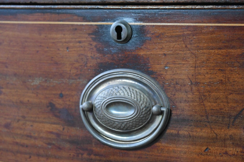 イギリスアンティーク　マホガニー材　象嵌(インレイ)細工と曲線美が魅力のチェスト　(R-087801)